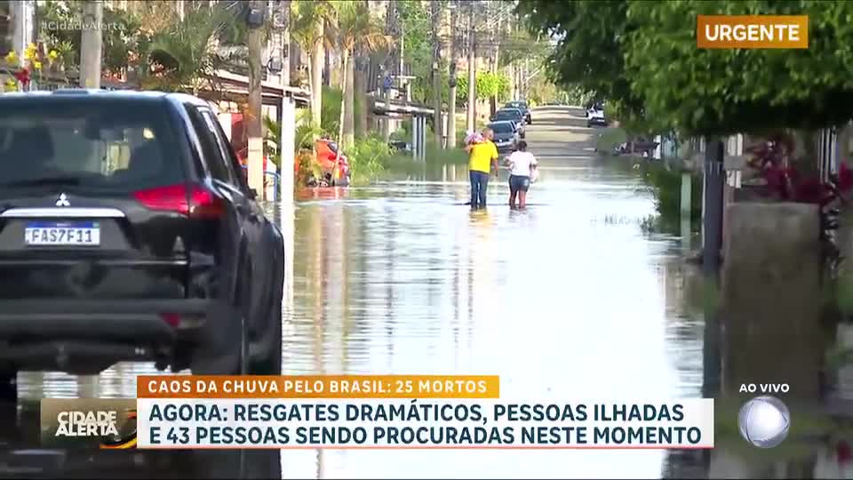 Chuva intensa causa alagamentos e prejuízos aos moradores de Peruíbe (SP)