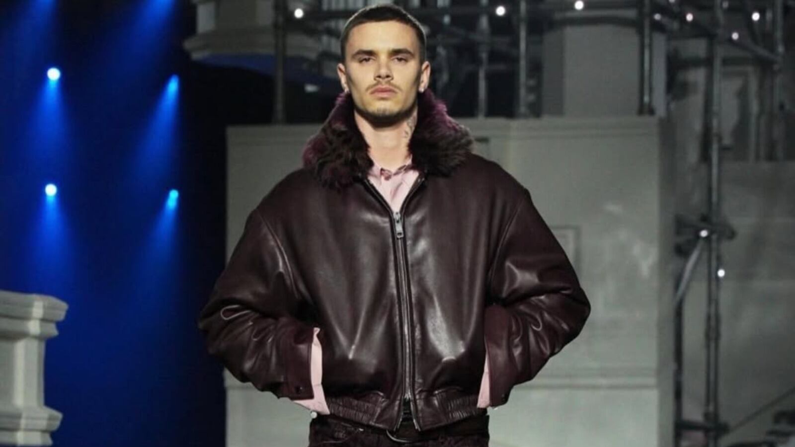 Romeo Beckham brilha na Semana de Moda de Londres ao desfilar para marca de luxo