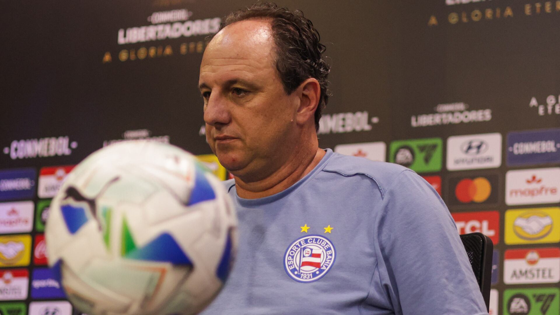 Rogério Ceni é criticado pela torcida após eliminação precoce do Bahia na Pré-Libertadores