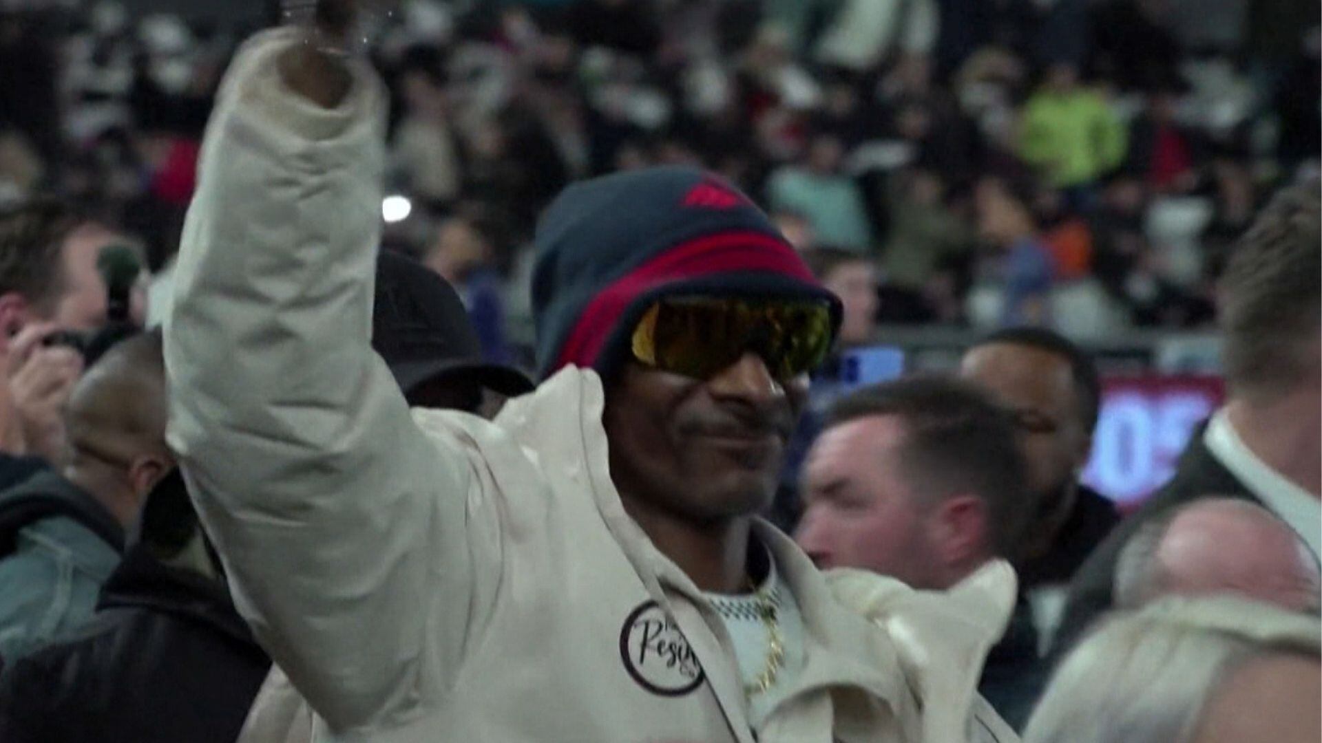 Fãs vão à loucura com presença de rapper americano em jogo 