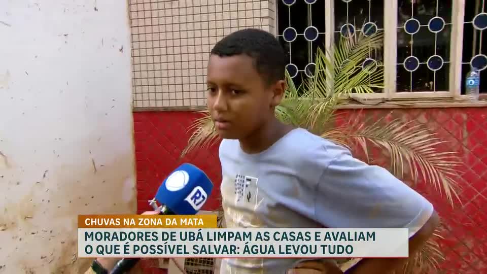 Moradores de Ubá (MG) limpam as casas e avaliam danos após chuva intensa na região
