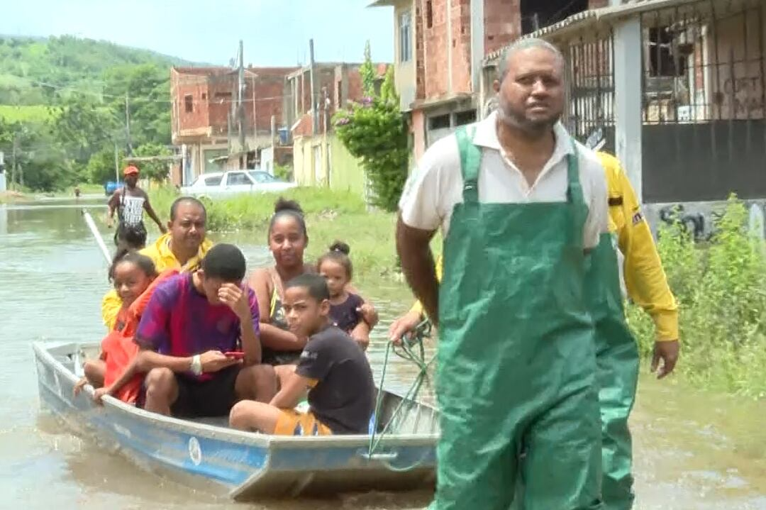 Moradores se unem para resgatar vizinhos de enchentes na zona oeste do Rio