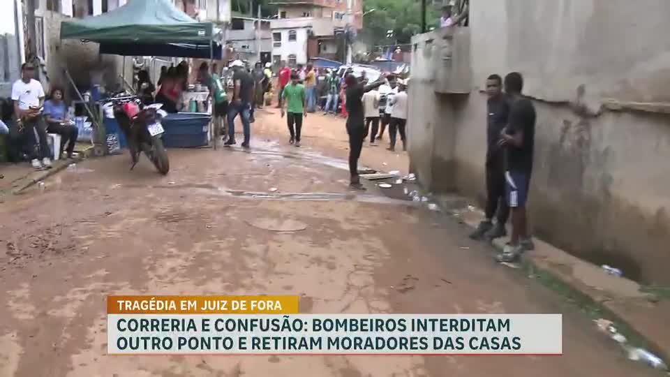 Bombeiros interditam ponto de bairro sob risco de desmoronamento em Juiz de Fora (MG)