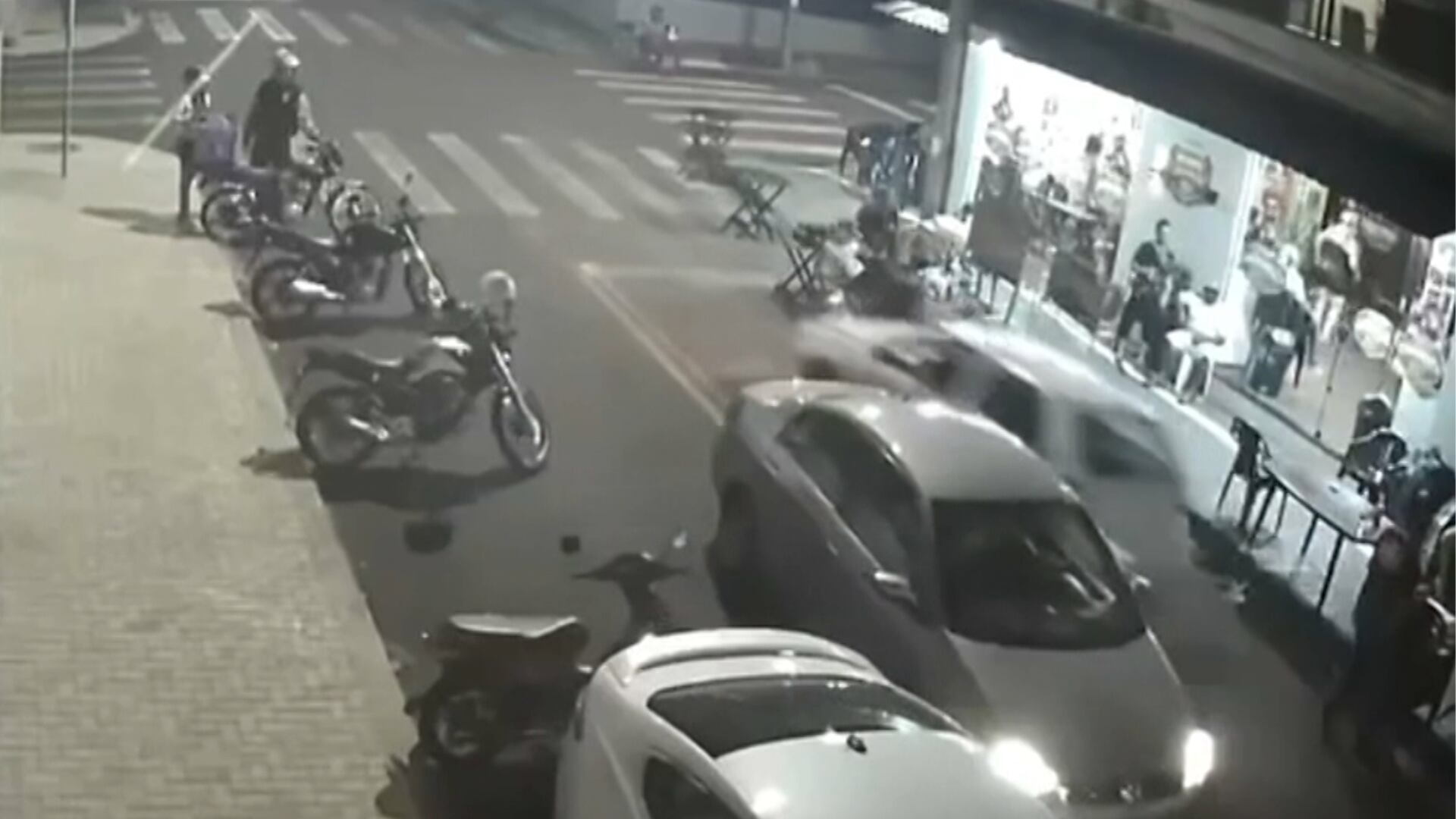 Motorista atropela pessoas perto de calçada e foge depois