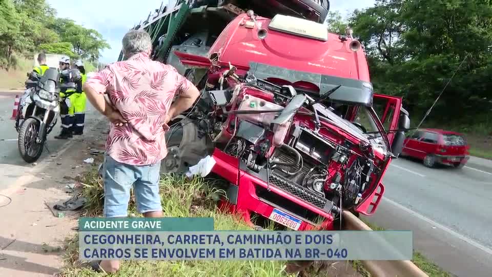 Cegonheira, carreta, caminhão e dois carros se envolvem em batida na BR-040 em MG