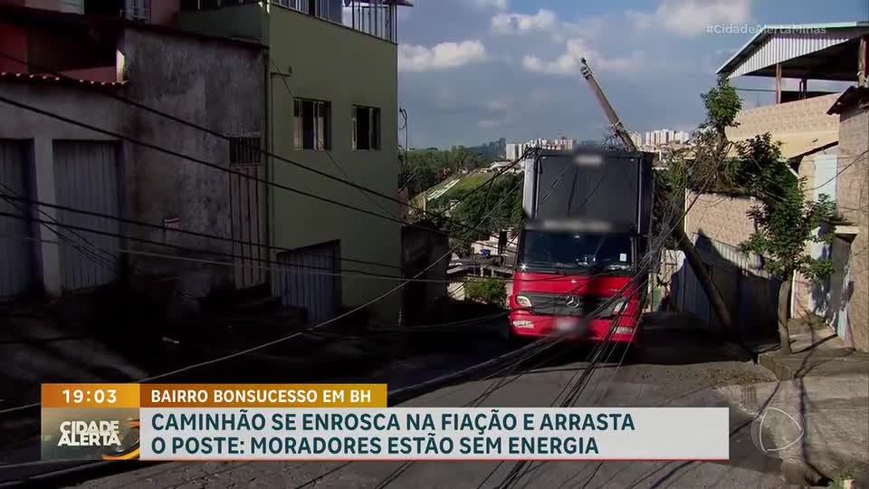 Caminhão se enrosca na fiação, arrasta poste e deixa moradores sem energia em BH
