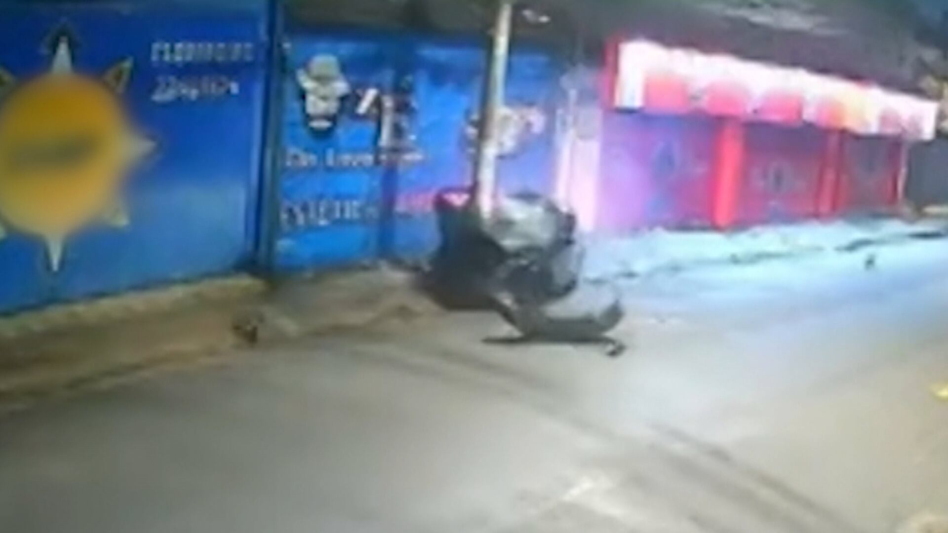 Vídeo: motorista perde controle e carro bate em poste na zona norte de SP