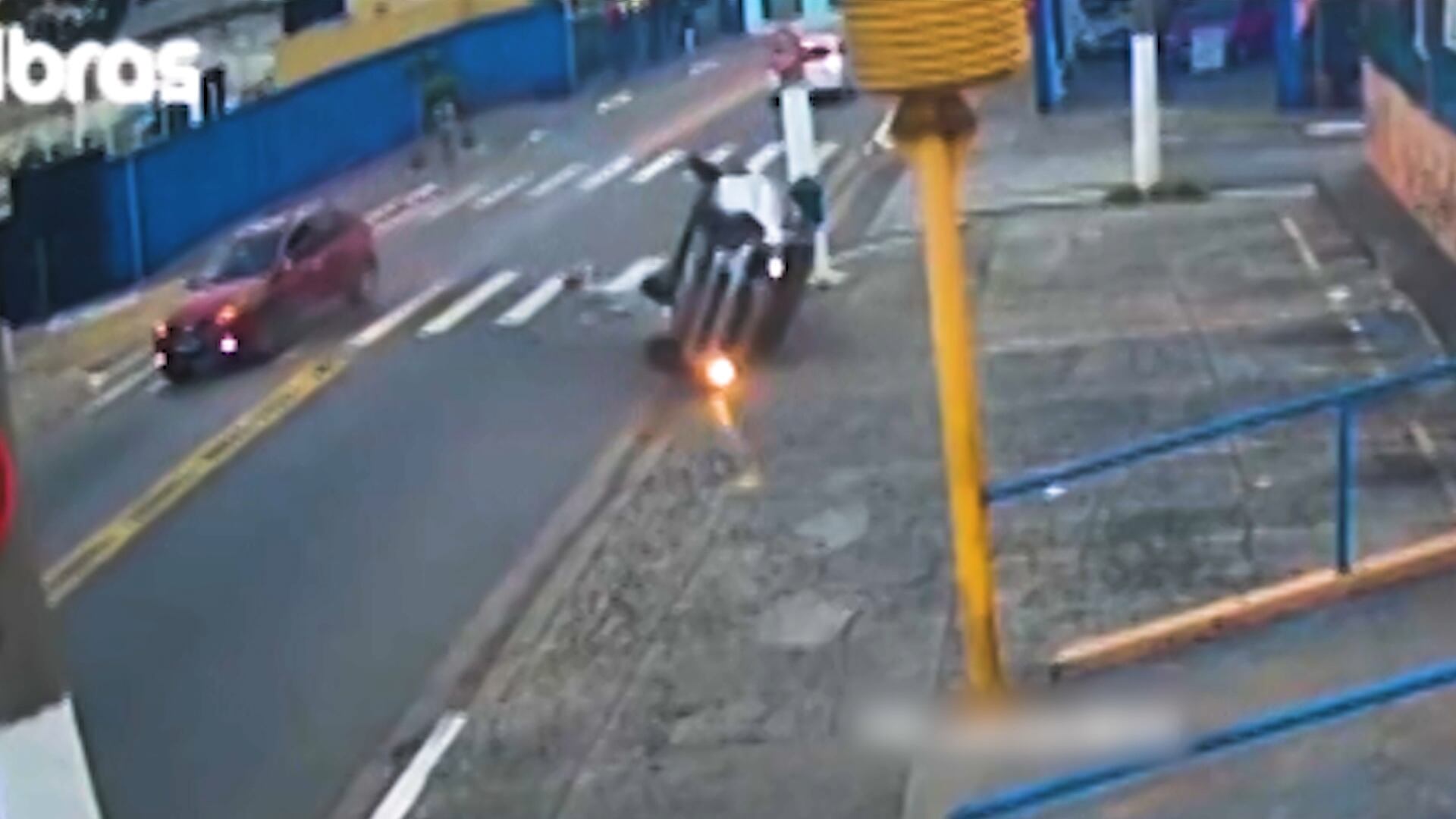 Acidente de carro em São Paulo deixa motorista presa em ferragens