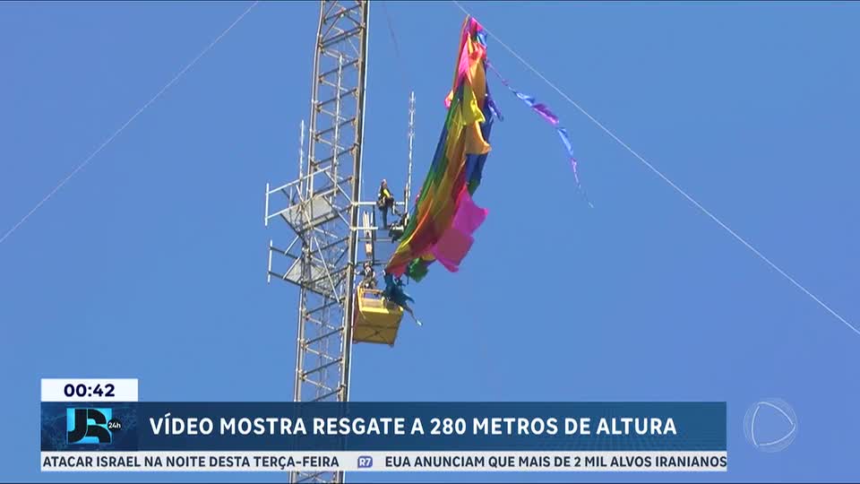 Tripulantes de balão são resgatados após colisão com torre no Texas, nos EUA