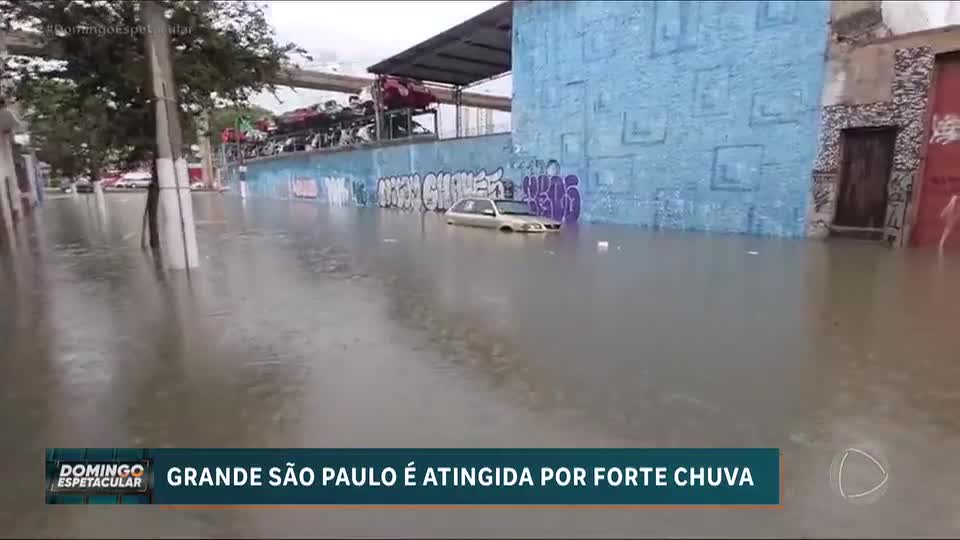 Chuva causa alagamentos e trânsito em São Paulo neste domingo (8)