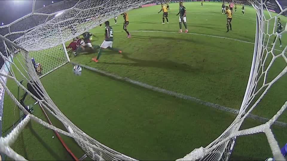 Gol do Novorizontino! Carlos Miguel comete falha grotesca e solta bola no pé de adversário