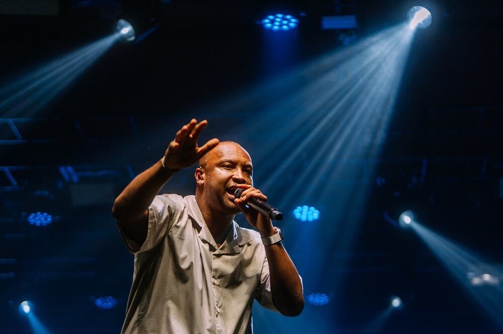 Thiaguinho vira a noite em aniversário com pagode e presença de famosos