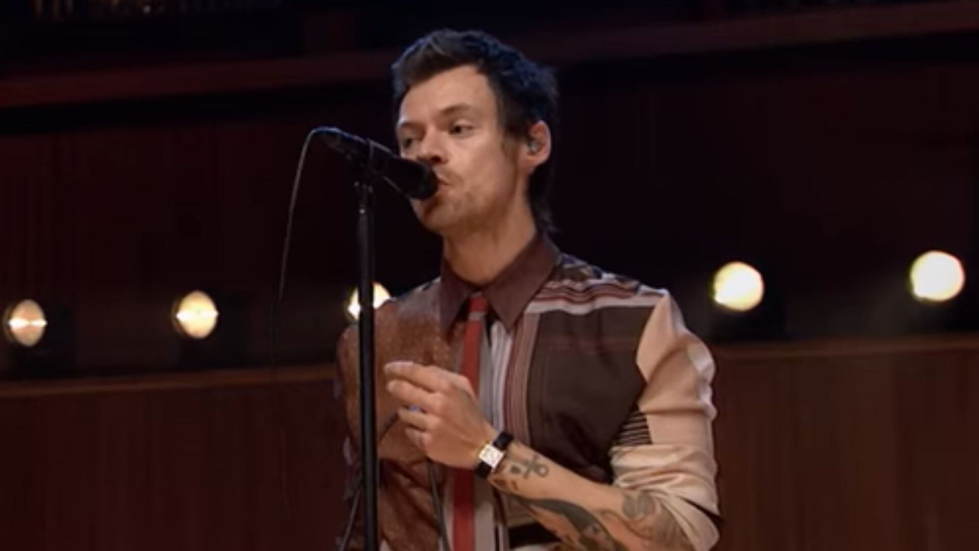 Harry Styles dá nova roupagem ao hit 'Everybody Wants to Rule the World' em cover