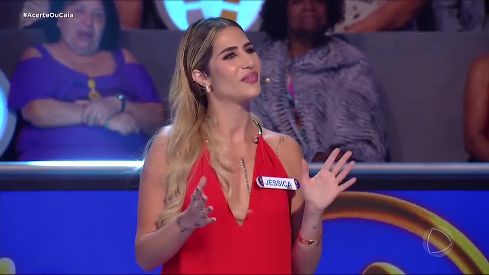 Jéssica Costa se atrapalha no ‘jogo do sim ou não’ e perde para MC Luuky