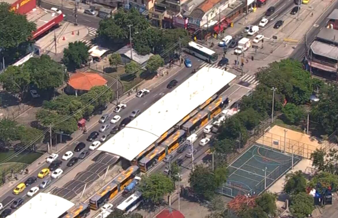 Criminosos interditam a Avenida Cândido Benício e provocam caos na Zona Norte do Rio
