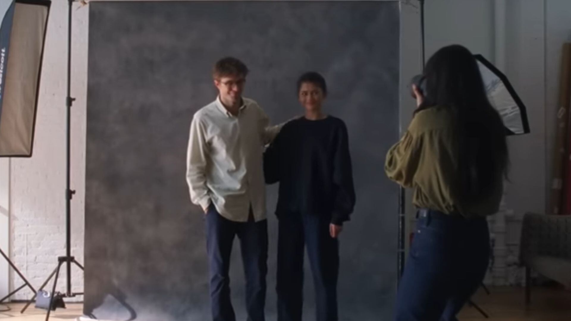 Zendaya 'invade' casamentos para divulgar filme com Robert Pattinson