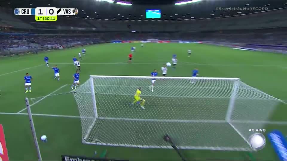 Tentou cruzar? Gómez recebe passe no alto de Tchê Tchê e quase encobre Matheus Cunha