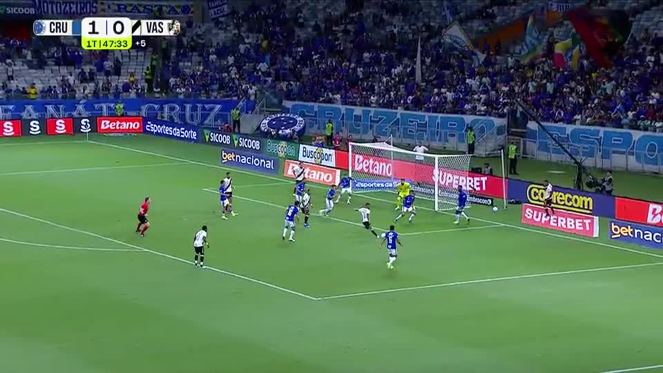 William tira gol de empate do Vasco em cima da linha e salva o Cruzeiro