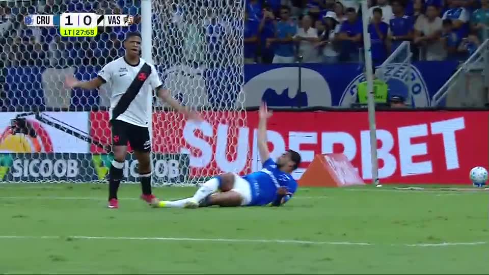 Cruzeiro pede pênalti de Barros em Fabrício Bruno, mas VAR ignora
