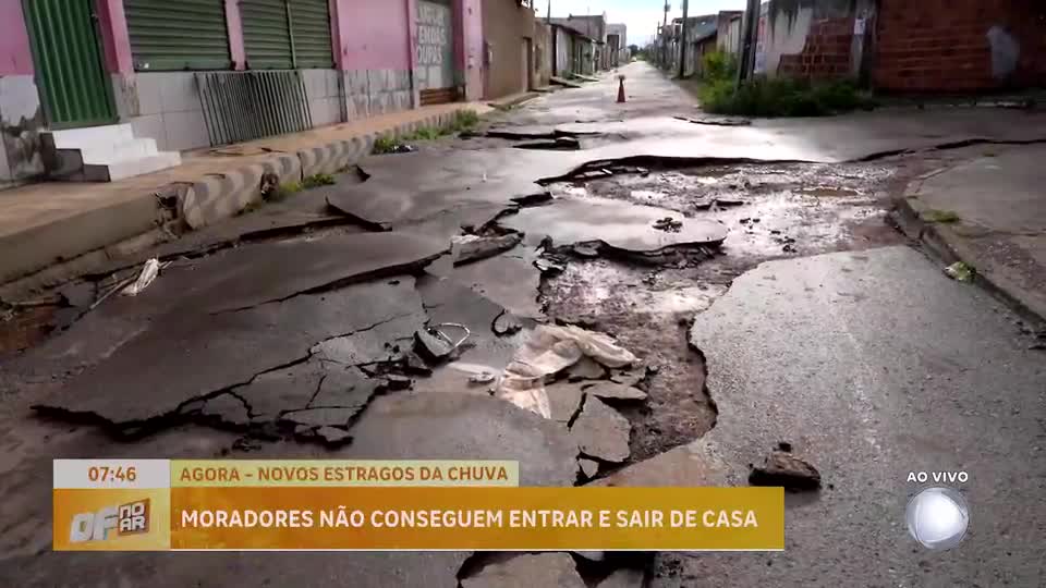 Estragos da chuva em Ceilândia (DF) afetam moradores que não conseguem entrar e sair de casa
