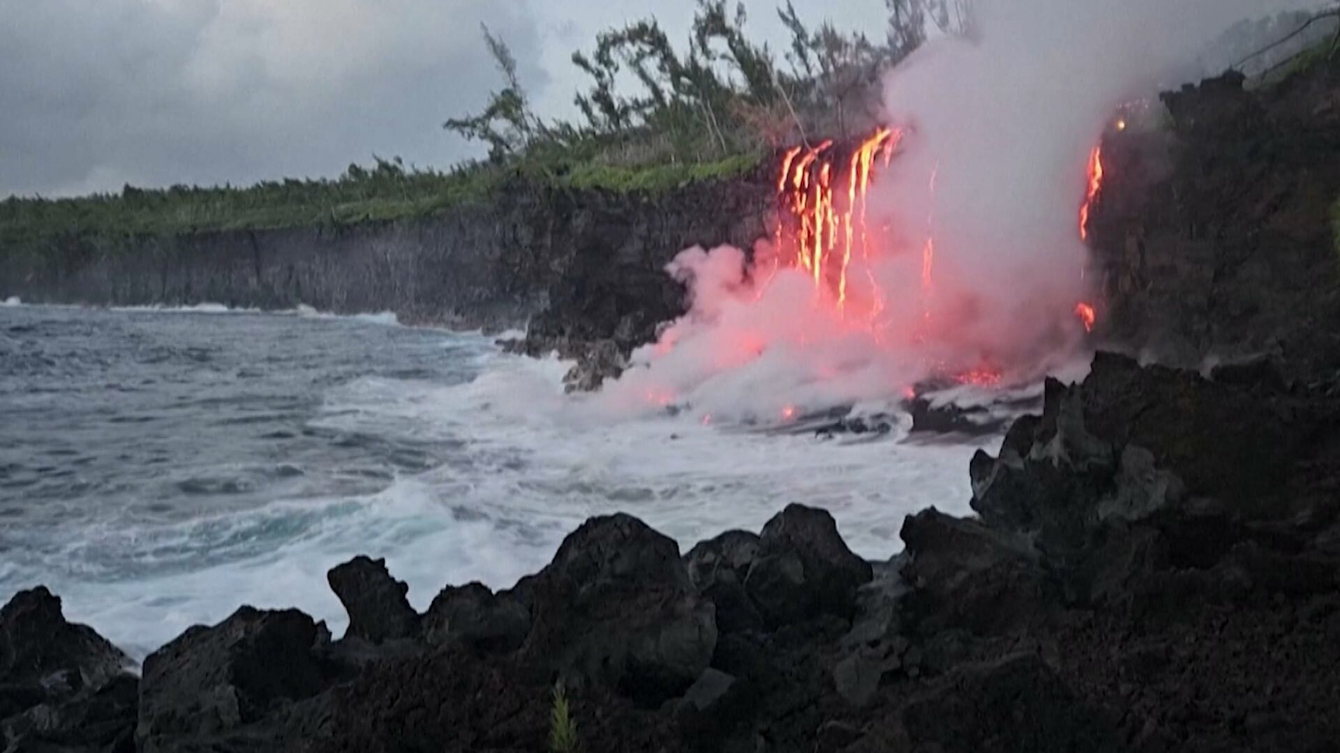 Lava cobre estrada e altera rotina de moradores da ilha