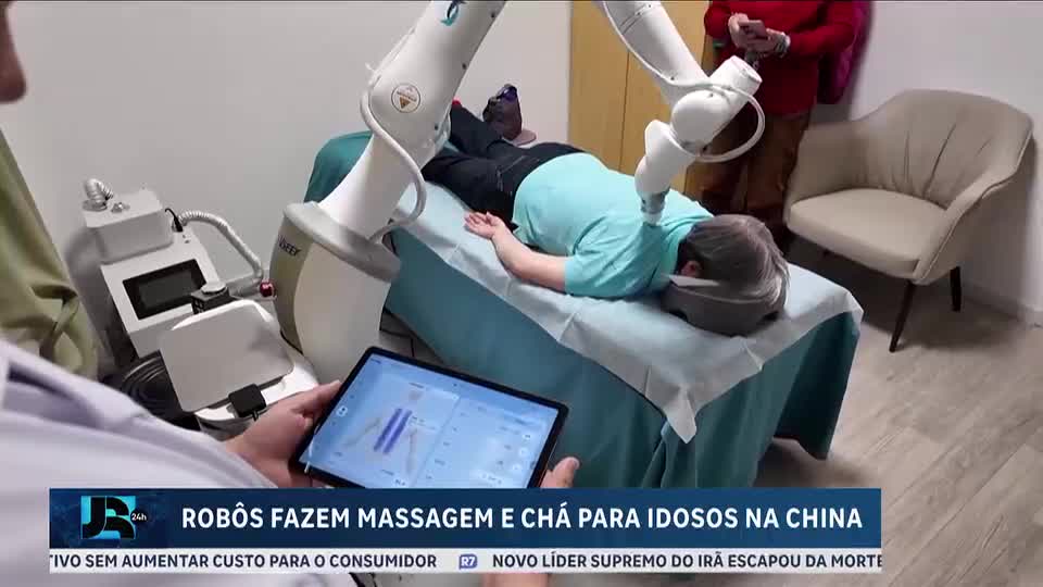 Robôs fazem massagem e chá para idosos na China