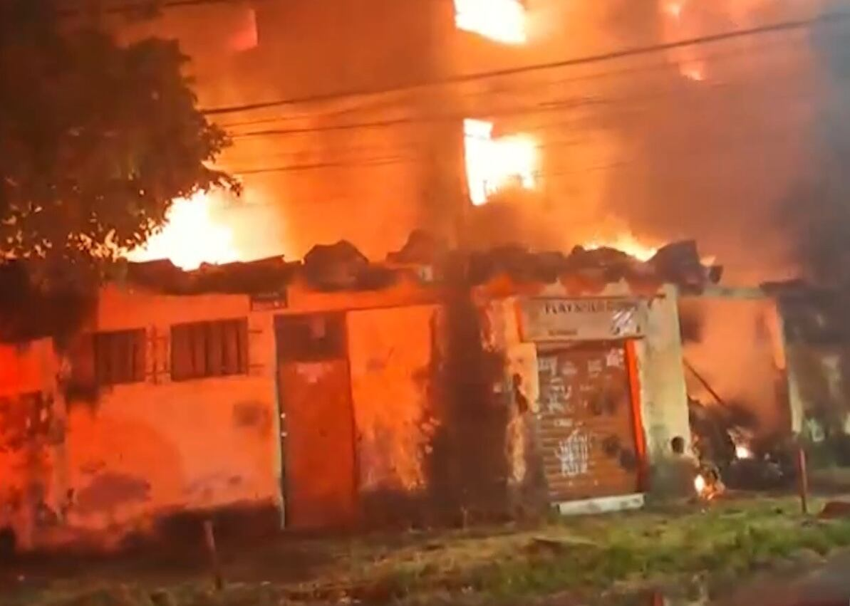 Vídeo: casa em “chamas” assusta vizinhos e motivo surpreende - Super Rádio  Tupi, image size:1193x851