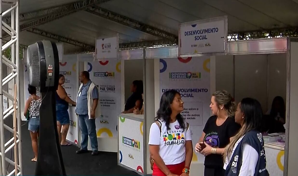 Projeto 'Governo da Rua' promove serviços e inclusão digital em Manguinhos