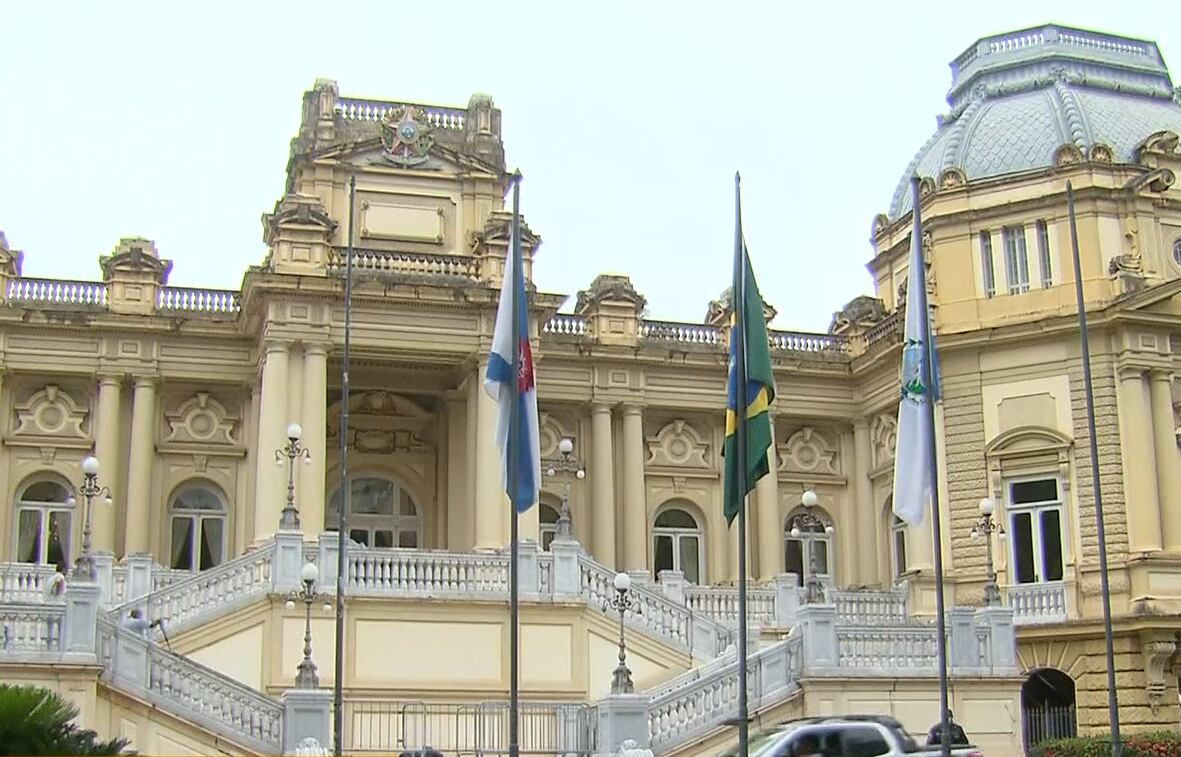 Entenda o tabuleiro político no RJ com saída de Paes da prefeitura e julgamento de Cláudio Castro