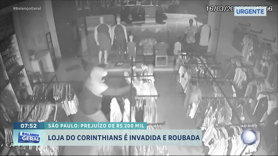 Bandidos invadem loja do Corinthians em São Paulo e fogem com 500 camisas oficiais do time