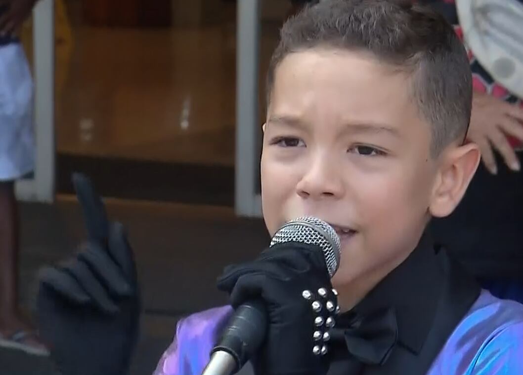 Menino de 10 anos sonha ser cantor e impressiona com voz potente