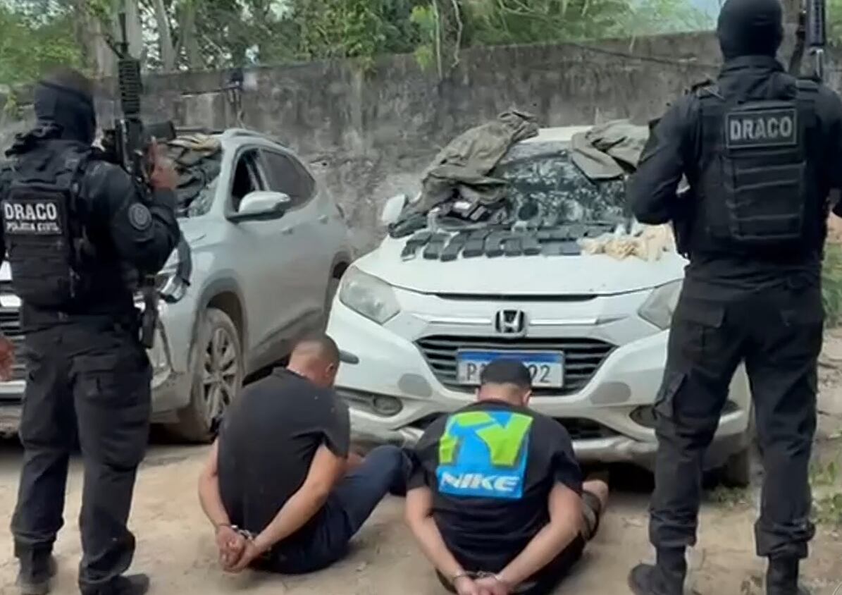Polícia prende dois milicianos e apreende arsenal em Nova Iguaçu (RJ)