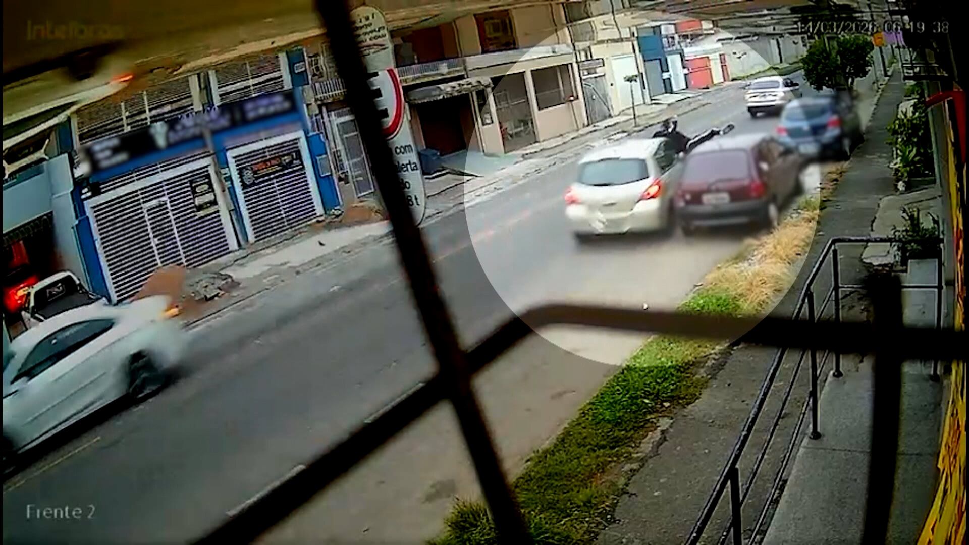 Ciclista é atropelado por carro em alta velocidade em Curitiba