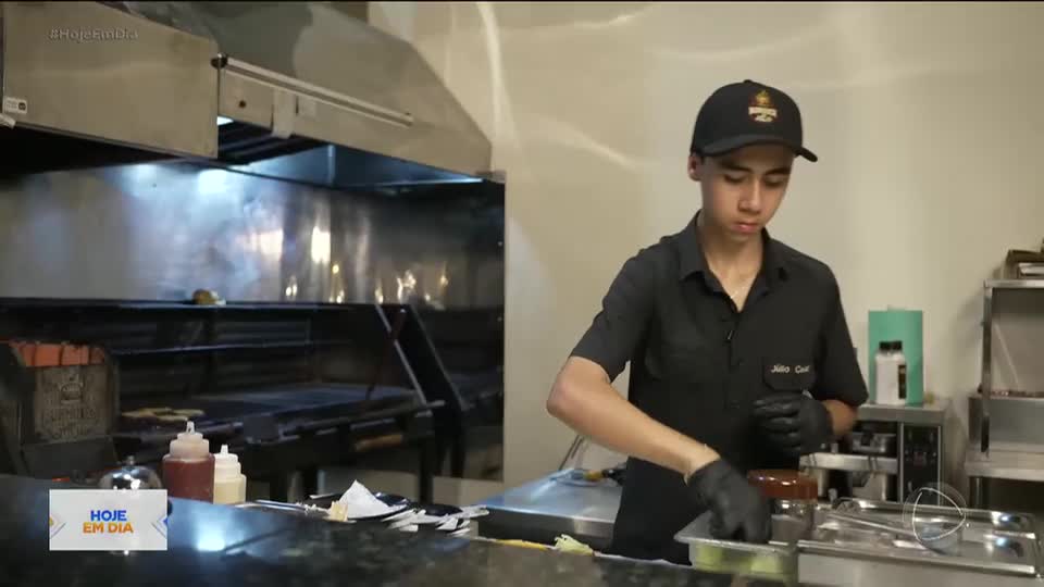 Personagens do Brasil: Jovem vira 'Rei do Hambúrguer' e faz sucesso em Goiás