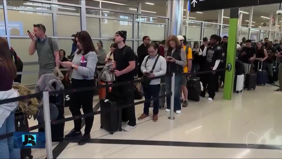 Paralisação parcial do governo americano provoca colapso em aeroportos dos EUA