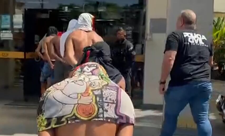 Polícia prende seis homens e apreende dois menores que espancaram capivara no Rio