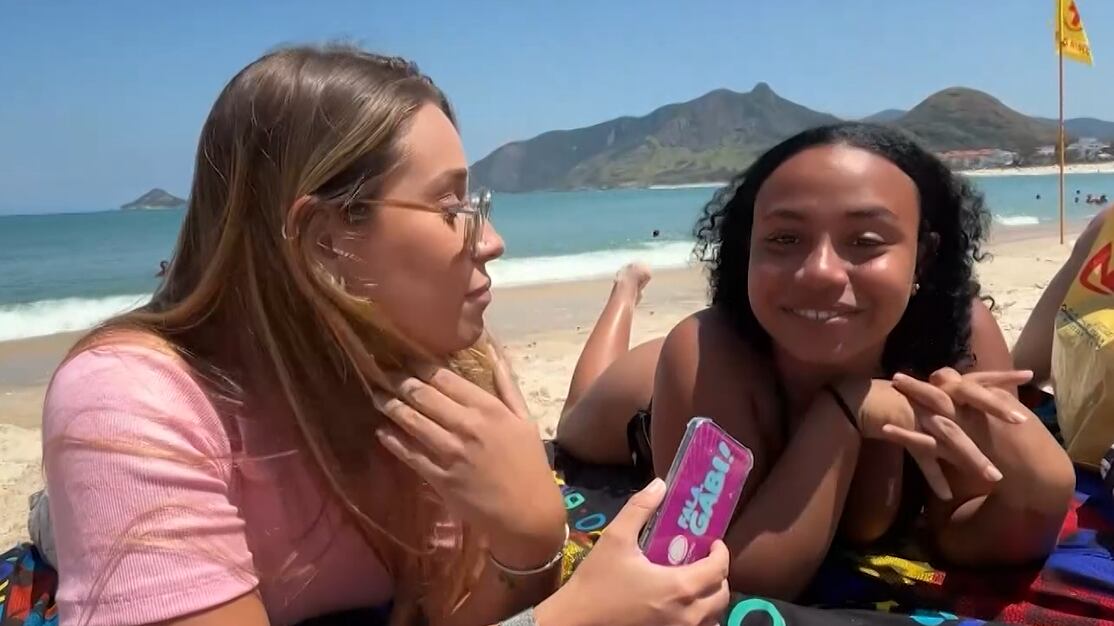 'Fala, Gabi' vai até a praia e pergunta o que o povo faz para estar ali em dia de semana
