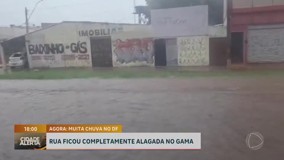 Chuva intensa causa alagamentos e transtornos no Gama (DF)