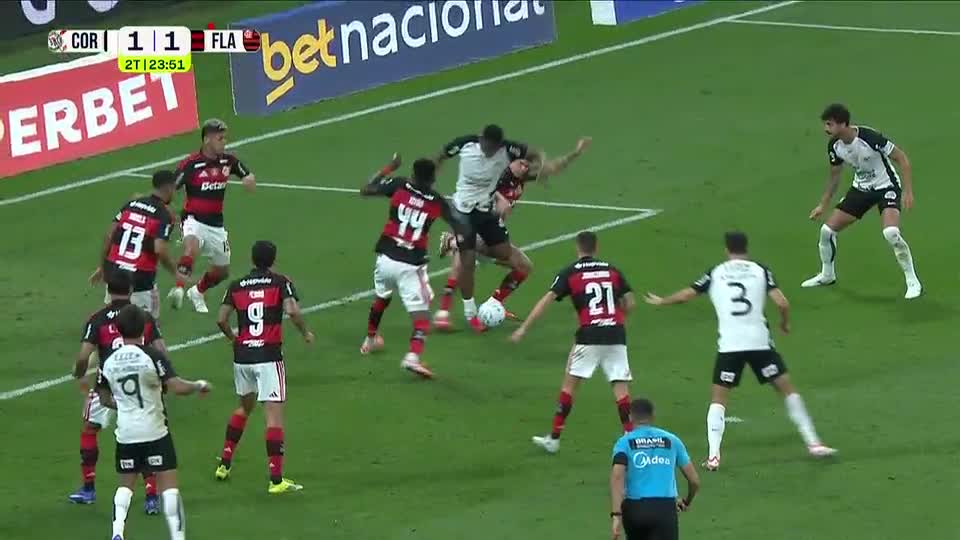 Timão assaltado!! Torcida se revolta após árbitro não marcar pênalti claro para o Corinthians!