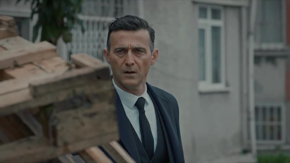 Cemre coloca a vida de Ozan em perigo | Chamas do Destino