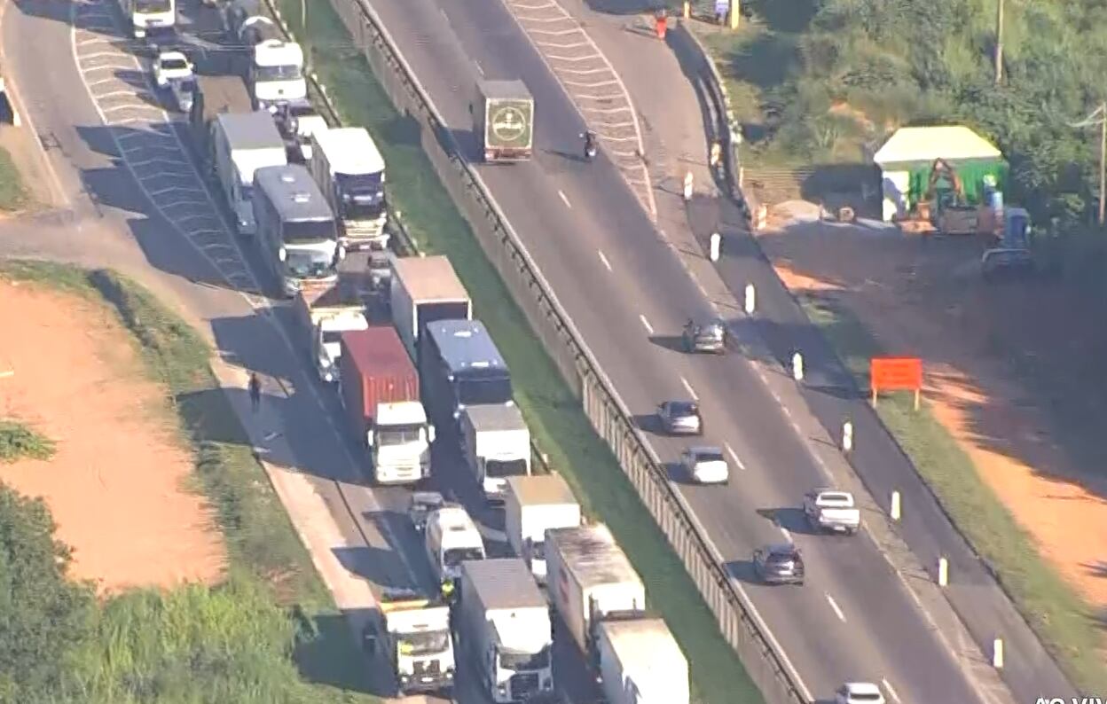 Acidente na Via Dutra, altura de Nova Iguaçu, causa engarrafamento de 10 km
