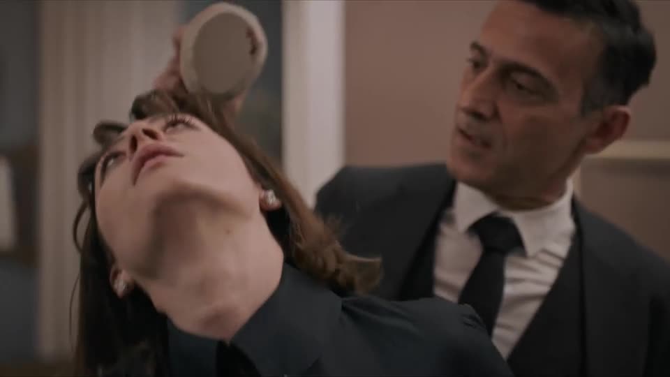 Cemre fica nas mãos de Çelebi | Chamas do Destino