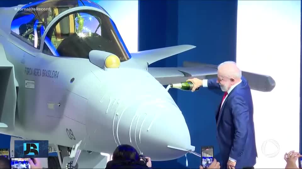 Lula participa de lançamento do primeiro caça supersônico Gripen produzido no Brasil