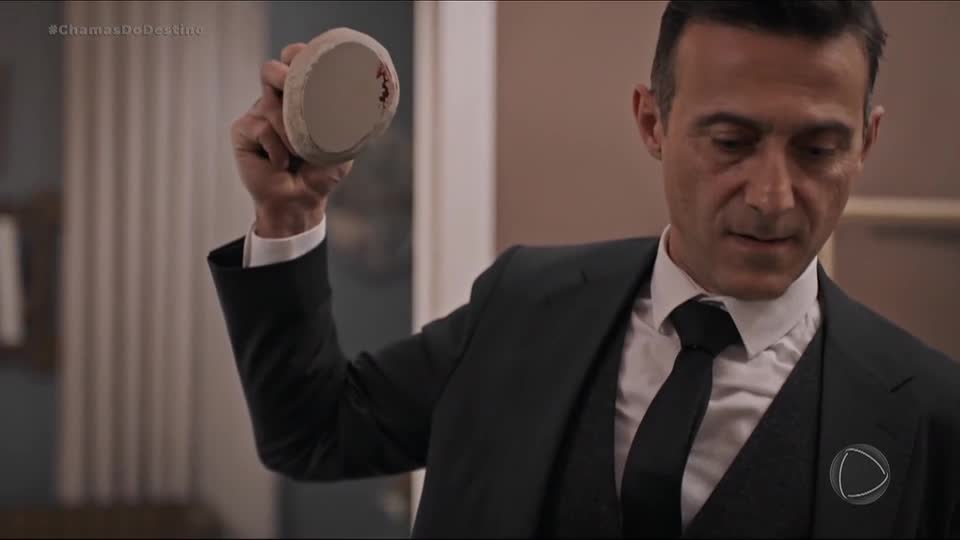 Çelebi agride Cemre ao descobrir encontro secreto com Ozan | Chamas do Destino