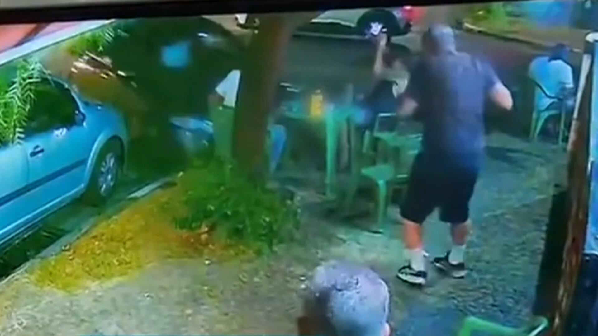 Vídeo: carro invade calçada de bar e atropela duas pessoas em Campinas (SP)