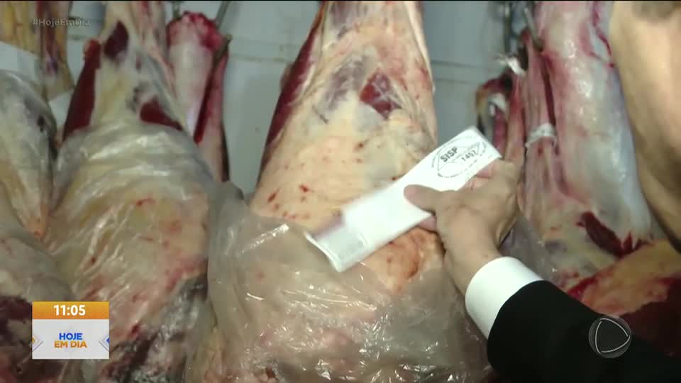 Patrulha do Consumidor: Procon realiza blitz em supermercado após denúncia de carne estragada