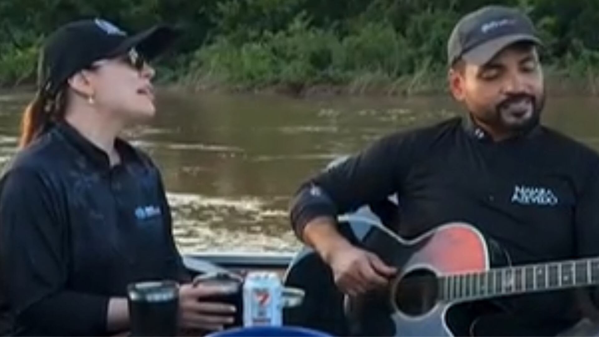 Maiara, Maraisa e Naiara Azevedo improvisam show no meio de um lago