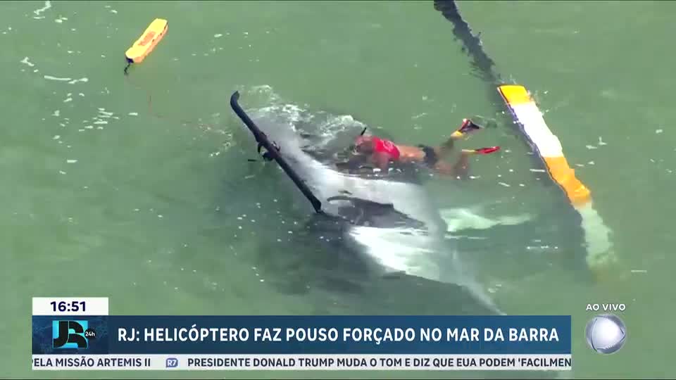 RJ: helicóptero que transportava turistas em voo comercial faz pouso forçado no mar