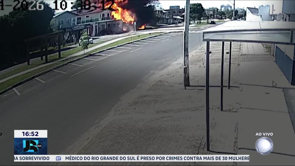 Avião de pequeno porte cai sobre restaurante no RS; todas as pessoas a bordo morreram