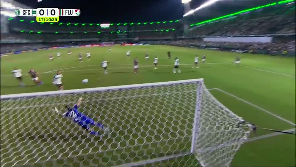 Soteldo chuta colocado e bola passa raspando a trave do Coritiba